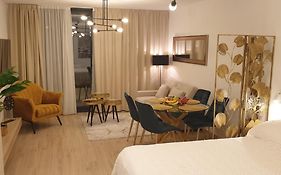 Golden Studio - Private Parking